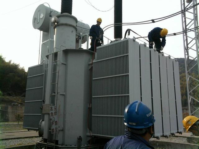 作業(yè)人員安全保護(hù)繩系在安全水平保護(hù)繩上，確保在變壓器本體上移動(dòng)始終不會(huì)失去保護(hù)。